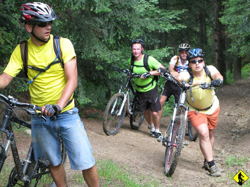 foto 139.jpg - Po chłopakach widać, że jest ostro. Dla mnie im jest ostrzej pod górę, tym bardziej się wkur... że nie będe tędy zjeżdżał :/  Wypychamy rowery na żółty szlak by później dojechać/dopchać do przełęczy. Burza dudni nad głowami, co nie jest zbyt fajne. Przypominam sobie wtedy te wszytkie tabliczki w górach, co mówią, że tu zginął taki i taki raniony śmiertelnie piorunem....